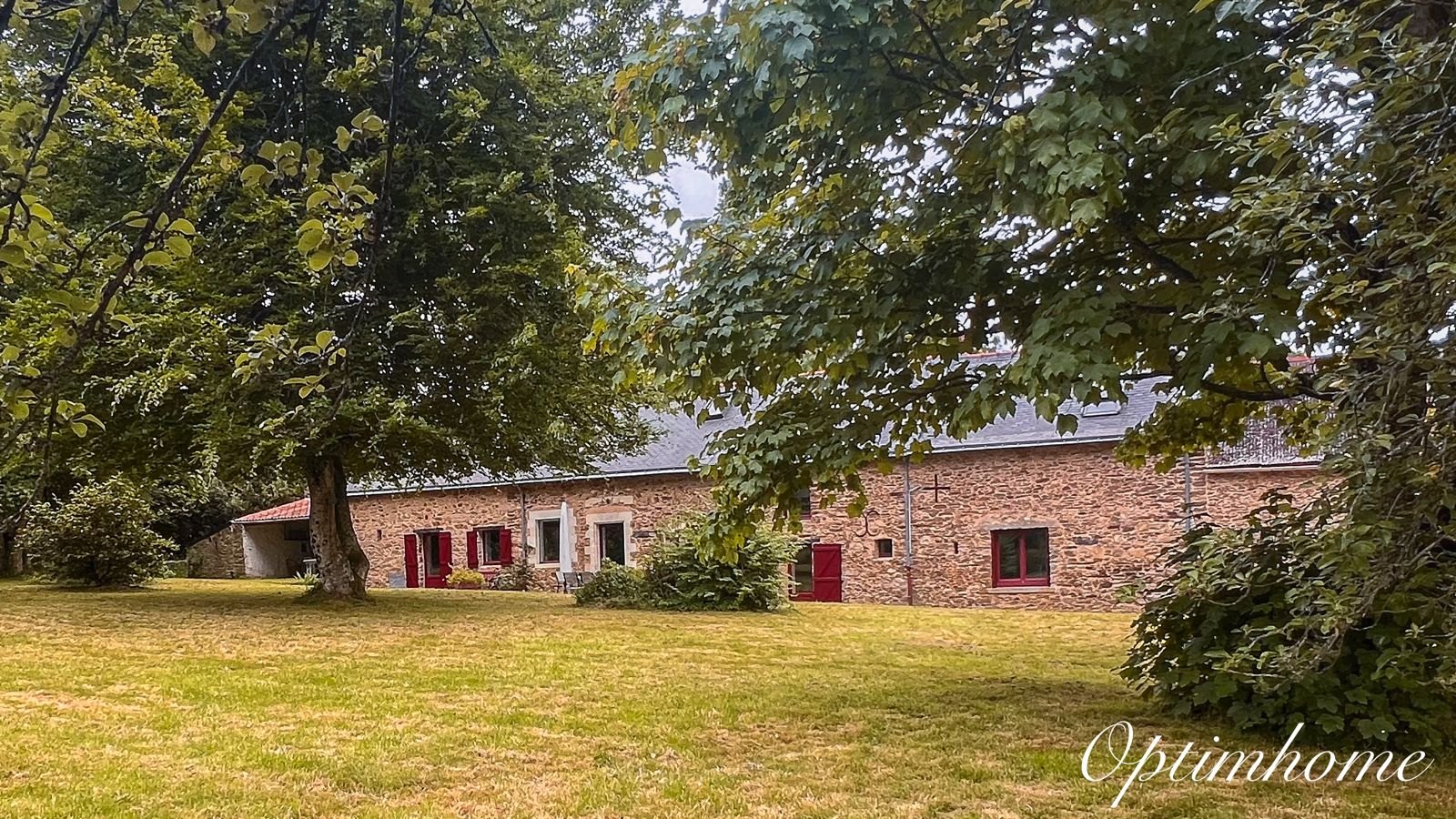 Dépendance en pierre et son jardin