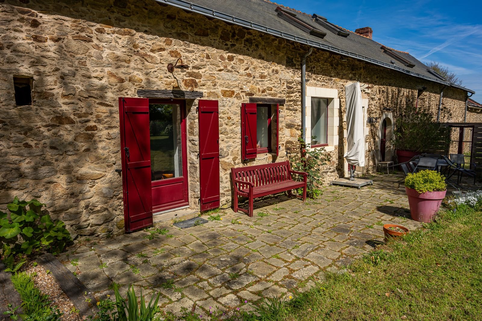 Façade en pierre et terrasse de la demeure à Orvault
