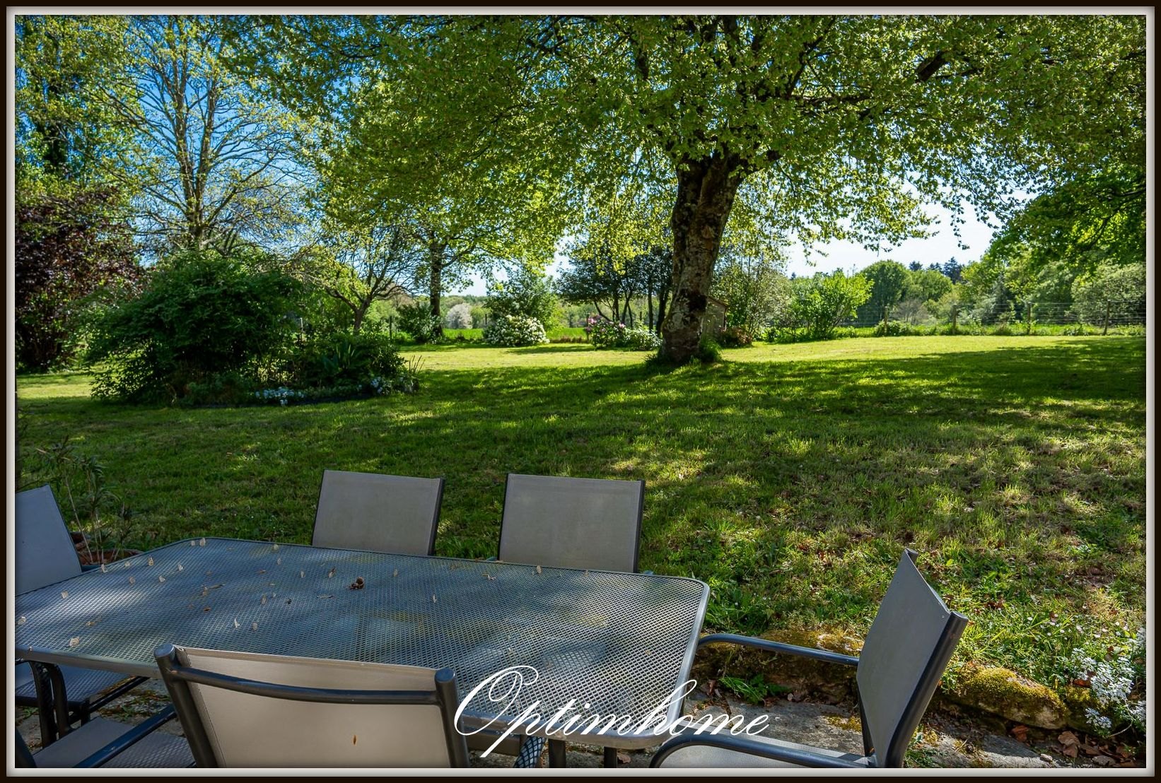 Terrasse donnant sur le jardin arboré